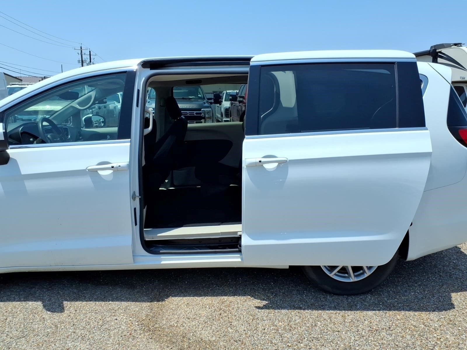 2023 Chrysler Voyager LX
